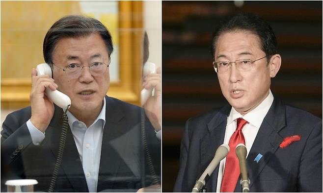 문재인 대통령이 15일 오후 청와대 관저 회의실에서 기시다 후미오 일본 총리와 통화를 하고 있다(왼쪽사진). 오른쪽 사진은 기시다 후미오 일본 총리가 문 대통령과 첫 전화 통화를 마친 뒤 관저 로비에서 취재진에게 통화 내용을 설명하는 모습 / 사진 = 청와대 제공, 교도통신