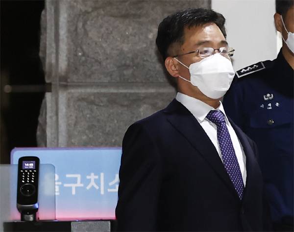 경기 성남시 대장동 개발 특혜 의혹의 핵심 인물인 화천대유자산관리(화천대유) 대주주 김만배 씨가 15일 새벽 구속영장이 기각되자 경기도 의왕시 포일동에 위치한 서울구치소를 나서고 있다. [사진 출처 = 연합뉴스]