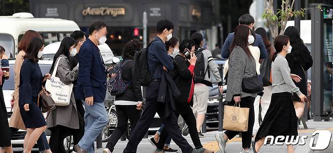 지난 14일 서울 광화문네거리에서 겉옷을 챙긴 시민들이 출근길 발걸음을 옮기고 있다 /사진=뉴스1