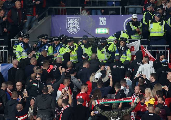 지난 13일 잉글랜드와 헝가리 축구 경기에서 헝가리 팬들이 잉글랜드 선수들을 향해 인종차별적 구호를 외쳤다. 이어 경기장 경찰들과도 물리적 충돌을 벌였다. /사진=로이터