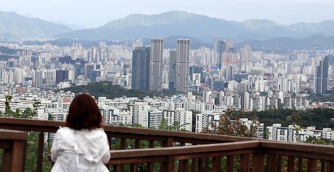 내일(16일)부터 은행권의 주택담보대출(주담대) 변동금리가 오른다. 사진은 서울 남산에서 바라본 서울 아파트 모습./사진=뉴스1