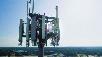 삼성전자는 최근 미국 텍사스주 플라노에서 이동통신업체 버라이즌, 무선 통신 기술 기업퀄컴과 공동으로 5G 기술 시연을 실시해 데이터 업로드 속도 최고 기록을 세웠다. 사진은 5G 기지국. [삼성전자 제공]