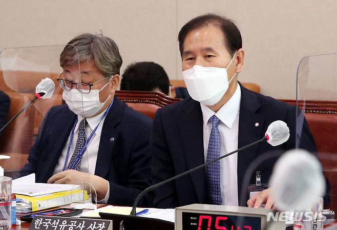 [서울=뉴시스] 전신 기자 = 김동섭 한국석유공사 사장이 15일 서울 여의도 국회에서 열린 산업통상자원중소벤처기업위원회의 한국석유공사, 한국가스공사 등에 대한 국정감사에서 의원들의 질의에 답하고 있다. (공동취재사진) 2021.10.15. photo@newsis.com
