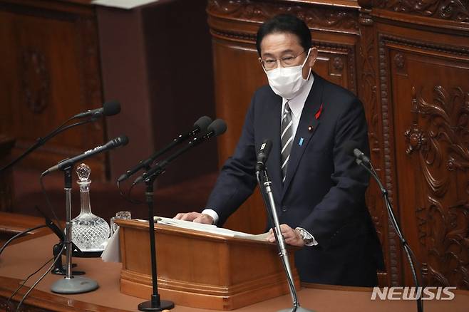 [도쿄=AP/뉴시스] 기시다 후미오 일본 총리가 8일 도쿄 중의원에서 열린 임시국회에 참석해 총리 취임 이후 첫 소신표명 연설을 하고 있다. 기시다 총리는 한일 갈등 현안과 관련해 "한국은 중요한 이웃 나라"라며 "건전한 관계로 되돌리기 위해 일관된 일본의  입장에 따라 한국 측에 적절한 대응을 강하게 요구할 것"이라고 밝혔다. 2021.10.08.