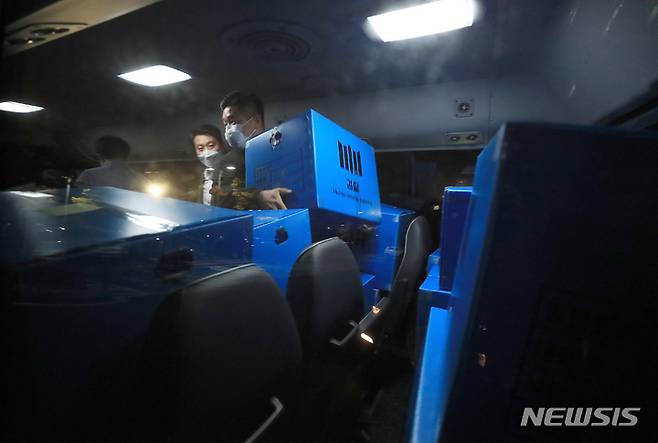 [성남=뉴시스] 김종택기자 = 서울중앙지검 대장동 개발 의혹 사건 전담수사팀이 15일 오후 경기도 성남시청에서 대장동 개발사업의 특혜 의혹과 관련한 압수수색을 마친 뒤 압수품을 옮기고 있다. 2021.10.15. jtk@newsis.com