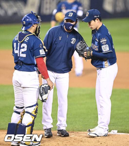 [OSEN=잠실,박준형 기자]7회말 두산 박건우에게 첫 안타를 허용한 이재학 선발투수가 손민한 투수 코치와 이야기를 나누고 있다.   2021.10.15 / soul1014@osen.co.kr