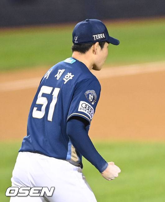 [OSEN=잠실,박준형 기자]8회말 1사 1,2루 두산 박세혁의 병살타로 위기를 탈출한 이재학이 주먹을 쥐며 환호하고 있다   2021.10.15 / soul1014@osen.co.kr