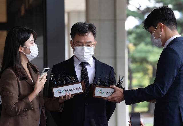 ▲대장동 개발 로비·특혜 의혹의 핵심 인물인 화천대유자산관리(화천대유) 대주주 김만배 씨가 11일 오전 서울 서초구 서울중앙지검에 출석해 취재진의 질문을 받고 있다. 김 씨는 유동규 전 성남도시개발공사 기획본부장(구속)으로부터 대장동 개발 사업 추진 과정에서 혜택을 받는 대가로 개발 이익의 25%를 주기로 약정했다는 의혹을 받는다. 연합뉴스