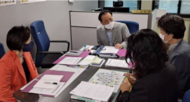 지난 12일 유치원 평가와 관련해 서울특별시교육청 유아교육과장(왼쪽)과 유아교육진흥원장(오른쪽 위)으로부터 현안 보고를 받는 김용연 의원(가운데).