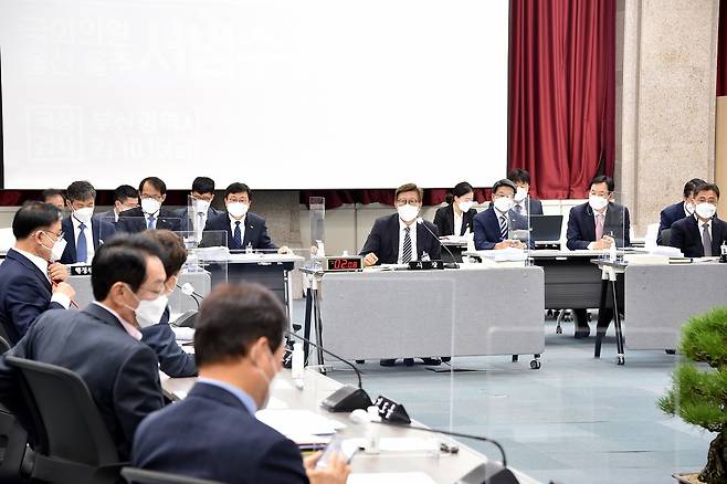 박형준 부산시장이 국회의원들의 질의에 답변하고 있다.