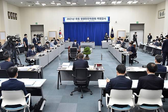 행안위 부산시 국감에서는 4대강 사찰 의혹 검찰기소, 1호공약인 어반루프 실현가능성 여부,측근들의 시정개입 등에 대한 국회의원 들의질의가 이어졌다. .