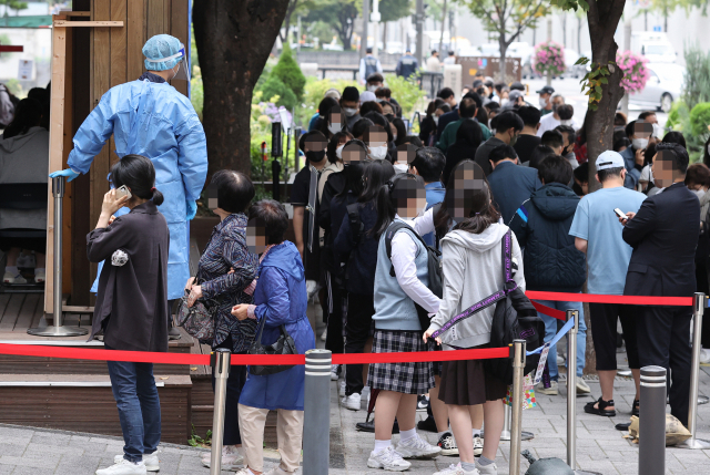 15일 오전 서울 송파구보건소 선별진료소에서 시민들이 코로나19 검사를 받기 위해 대기하고 있다./연합뉴스
