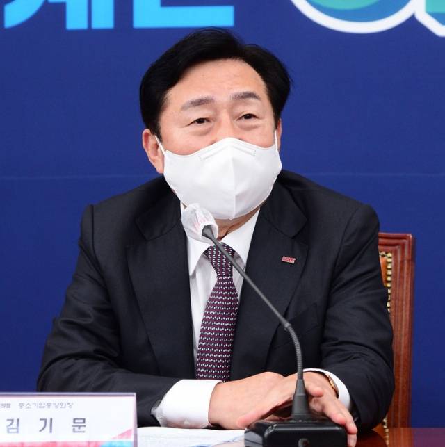 김기문 중소기업중앙회장이 15일 국회를 방문해 여야 대표와 간담회를 갖고 중소기업의 애로 사항을 언급하고 있다. /사진 제공=중기중앙회