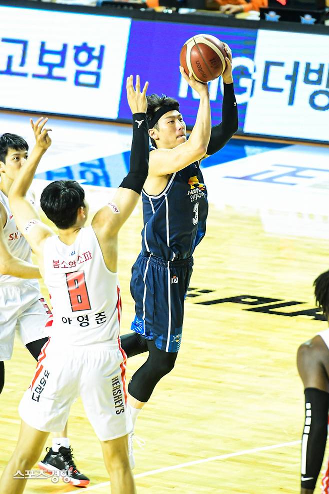 전주 KCC 이정현(가운데)이 15일 전주실내체육관에서 열린 2021~2022 KGC인삼공사 정관장 프로농구 서울 SK와 경기에서 슛을 시도하고 있다.   KBL 제공