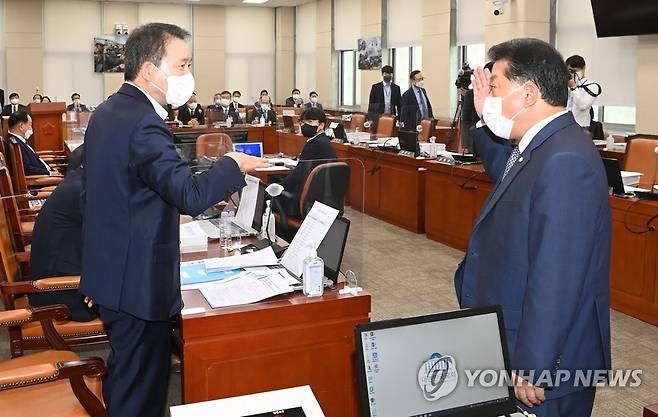 언쟁하는 여야 의원 (서울=연합뉴스) 전수영 기자 = 야당 간사인 국민의힘 성일종 의원(왼쪽)과 더불어민주당 김병주 의원이 15일 오전 국회 국방위원회 국정감사 회의장에서 야당의 피케팅과 관련해 언쟁을 벌이고 있다. 이날 오전 국정감사는 공제회의 대장동 투자 손실을 둘러싼 여야 충돌 탓에 파행했다. 2021.10.15 [국회사진기자단] swimer@yna.co.kr