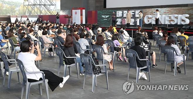 거리두기 속 관객 '열기' (부산=연합뉴스) 강민지 기자 = 9일 오후 부산 해운대구 영화의전당에서 열린 제26회 부산국제영화제 영화 '요정' 야외 무대인사에서 관객들이 행사를 즐기고 있다.
 2021.10.9 mjkang@yna.co.kr