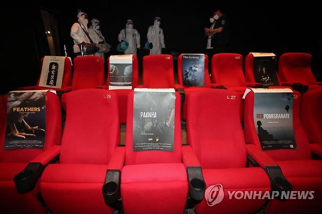 BIFF 극장 방역 (부산=연합뉴스) 강민지 기자 = 부산국제영화제 방역 관계자들이 영화의전당 중극장에서 방역작업을 하고 있다. 2021.10.9 mjkang@yna.co.kr