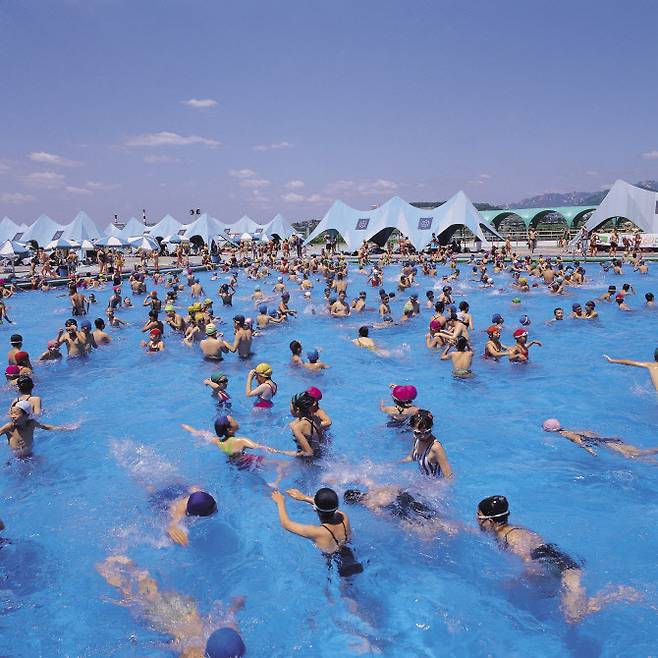 워터파크 풀에서 사람들이 수영하고 있다. (사진=이미지투데이)