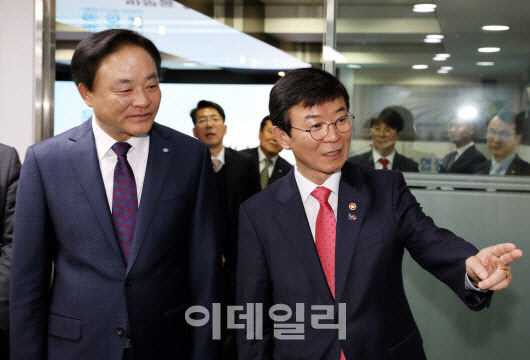 문성혁 해양수산부 장관(오른쪽)과 임준택 수협중앙회장 모습. 사진은 문 장관이 장관 취임 직후인 2019년 4월10일 서울 송파구 수협중앙회를 찾을 당시 모습. 당시 문 장관은 “수산업이 사양산업이 될 수 없다”며 수산업계 지원 입장을 밝혔다. (사진=해양수산부)