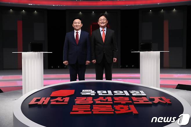 원희룡, 유승민 국민의힘 대선 예비후보들이 15일 서울 상암동 MBC 사옥에서 열린 1대1 맞수토론에 앞서 기념촬영하고 있다. 2021.10.15/뉴스1 © News1 국회사진취재단