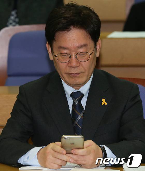 대권 도전을 선언한 이재명 성남시장이 15일 서울 여의도 국회 의원회관에서 열린 "나의 기본소득은 얼마?＂ 시연회 및 기본소득토론회에서 스마트폰을 보고 있다. 2017.2.15/뉴스1 © News1 허경 기자