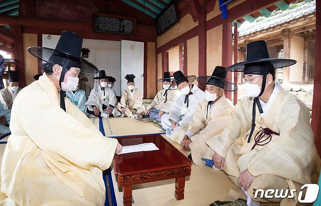 16일 열린 구미시 해평면 낙성리 김숙자(金叔滋)·김취성(金就成)·박운(朴雲)·김취문(金就文)· 고응척(高應陟) 등 5현의 위패가 봉안된 낙봉서원 추계향사에서 장세용 시장이(오른쪽 첫번째) 지역 유림들과 얘기를 나누고 있다. 2021.10.16/뉴스1 © News1 정우용 기자