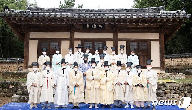 16일 열린 구미시 해평면 낙성리 김숙자(金叔滋)·김취성(金就成)·박운(朴雲)·김취문(金就文)· 고응척(高應陟) 등 5현의 위패가 봉안된 낙봉서원 추계향사에서 장세용 시장 등 지역 유림들이 기념촬영을 하고 있다. 2021.10.16/뉴스1 © News1 정우용 기자