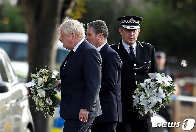 영국 집권 보수당의 데이비드 에이메스(69) 하원의원이 지난 15일 테러에 목숨을 잃었다. 보리스 존슨 영국 총리(좌)와 키어 스타머 노동당 대표가 추모하고 있다. © 로이터=뉴스1 © News1 정윤영 기자