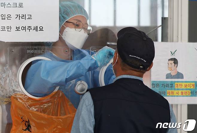 코로나19 검체 검사 /뉴스1 © News1 박정호 기자
