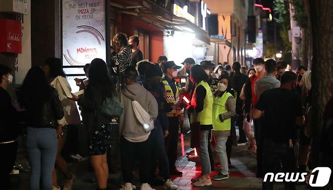 서울마포경찰서와 마포구청 관계자들이 15일 밤 서울 마포구 홍대 일대 외국인 밀집구역에서 코로나19 방역 수칙 위반(마스크 미착용, 3인 이상 집합금지, 음주소란 등)을 단속하고 있다. 2021.10.15/뉴스1 © News1 임세영 기자