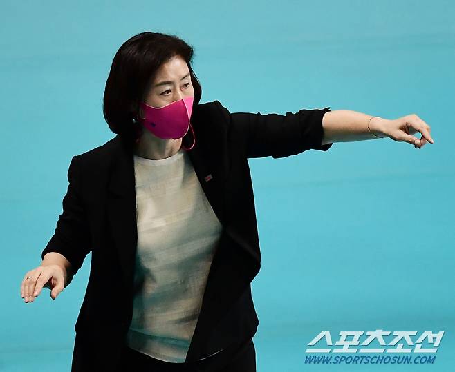 16일 서울 장충체육관에서 배구 V리그 여자부 GS칼텍스와 흥국생명의 시즌 개막 경기가 열렸다. 작전을 지시하고 있는 흥국생명 박미희 감독. 장충=송정헌 기자 songs@sportschosun.com/2021.10.16/