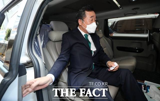 지난 14일 필연캠프 해단식을 마친 뒤, 차량에 탑승해 떠나는 이낙연 전 대표. /남윤호 기자