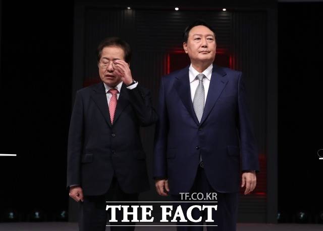 홍준표, 윤석열 국민의힘 대선 예비후보들이 15일 서울 상암동 MBC 사옥에서 열린 1대1 맞수토론에 앞서 기념촬영 준비를 하고 있다. /국회사진취재단