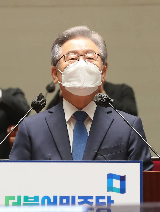 15일 오전 서울 국회에서 열린 더불어민주당 의원총회에 참석한 이재명 대선 후보가 발언을 하고 있다. 2021.10.15 국회사진기자단
