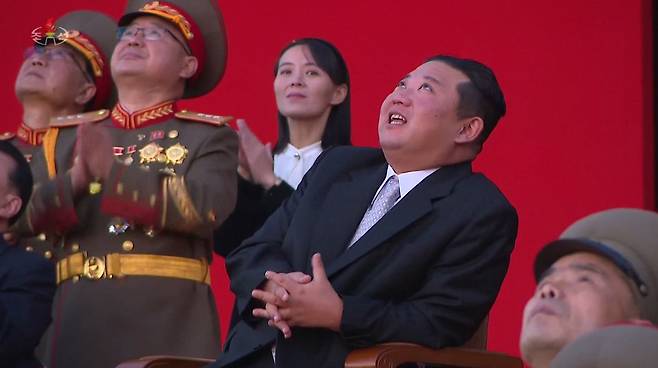 북한이 지난 11일 평양 3대혁명 전시관에서 국방발전전람회를 개최했다고 조선중앙TV가 12일 보도했다. 전람회에 참관한 김정은 국무위원장 뒤로 김여정 노동당 부부장이 박수를 치고 있다. /조선중앙TV 화면 캡처