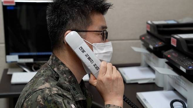 북한이 한미연합훈련에 반발하며 일방적으로 단절했던 남북통신연락선이 복원된 4일 군 관계자가 남북 군 통신선 시험통화를 하고 있다. /국방부 제공
