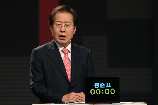 국민의힘 홍준표 대선 경선 후보가 15일 열린  '1대1 맞수토론'에서 토론하는 모습. 연합뉴스