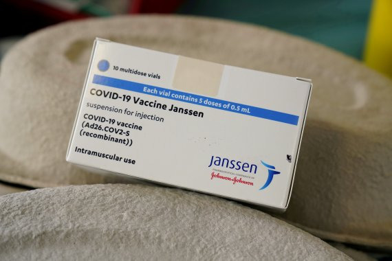 미국 식품의약청(FDA) 외부 자문위원회가 15일(현지시간) 18세 이상, 얀센백신 접종자에게 부스터샷을 허용토록 권고한 존슨앤드존슨(J&J)의 코로나19 백신. 로이터뉴스1