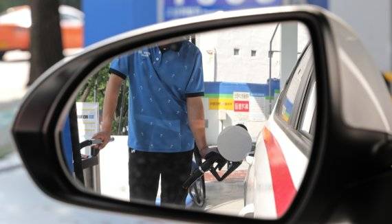 서울 한 주유소에서 직원이 주유를 하고 있다.뉴시스