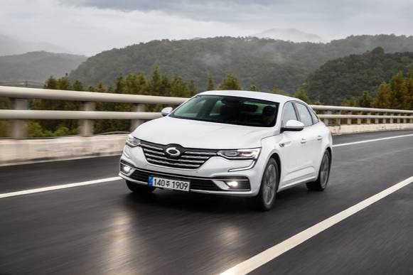 2022년형 SM6의 주행모습니다. [사진=르노삼성자동차]