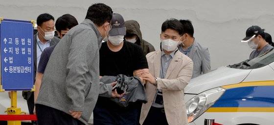 사망 보험금을 노리고 여자친구를 살해하려 한 혐의(살인미수)를 받는 고교 동창생 3명이 12일 광주지법 101호 법정(영장 실질심사장)으로 들어가기에 앞서 취재진 질문을 받고 있다. 뉴시스