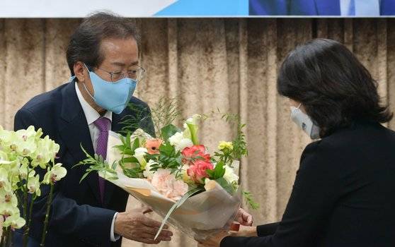국민의힘 홍준표 대선 경선 후보가 14일 경기도 의정부 제일시장내 상가번영회에서 열린 의정부갑,을 당원인사 행사에 참석, 지지자로부터 꽃다발을 받고 있다. 국회사진기자단