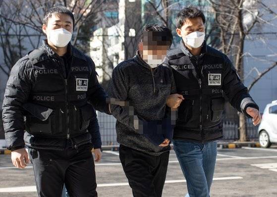 서울 영등포구 대림동에서 남녀 2명을 살해한 혐의를 받는 중국 동포 남성 A씨 등이 지난 1월24일 오후 서울남부지법에서 열린 영장실질심사에 출석하고 있다. 연합뉴스