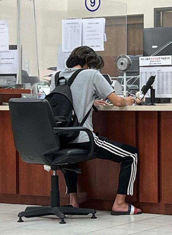 대장동 개발 사업의 핵심 인물로 지목된 남욱 변호사가 15일(현지시간) 미국 LA 주재 한국총영사관에 나와 신청서를 작성하고 있다. 김상진 LA중앙일보 기자