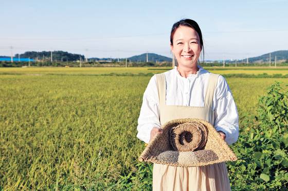 이선화 기획팀장이 영광 죽신마을에서 수확한 보리를 들고 있다. [사진 대산농촌재단]