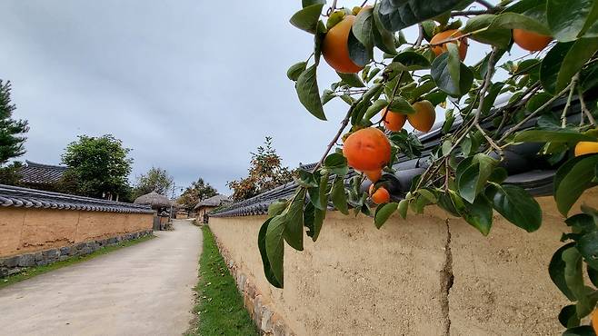 The walls of hanok are built with in divided blocks to protect the house from complete collapse during an earthquake. Kim Hae-yeon/ The Korea Herald)