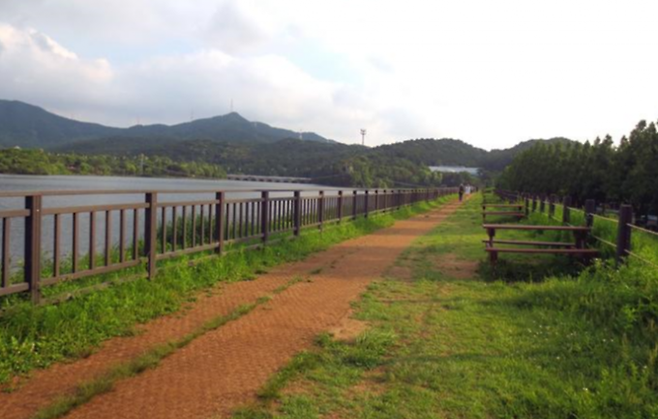 청계저수지 호숫가 둘레길의 산책로. 사진=서울시 박칠성 시민기자.