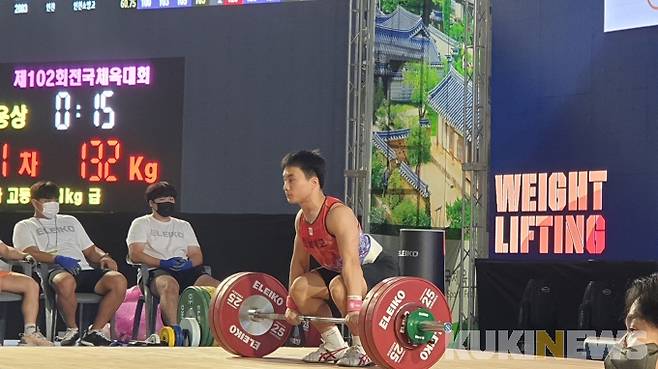 소년체전 3년 연속 3관왕을 달성했던 역도 조민재(전남체고 2년) 선수가 첫 참가한 전국체육대회에서도 3관왕을 들어 올렸다.[사진=전남체육회]