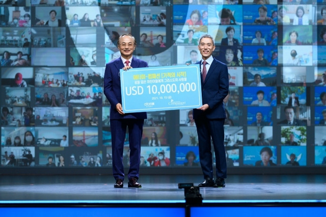 서정인 한국컴패션 대표에게 1000만 달러를 기부하는 박한길 애터미 회장. 애터미 제공.