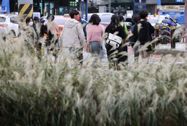 전국 곳곳에 한파특보가 발령된 16일 오후 서울 시내 거리에서 시민들이 발걸음을 재촉하고 있다. 연합뉴스